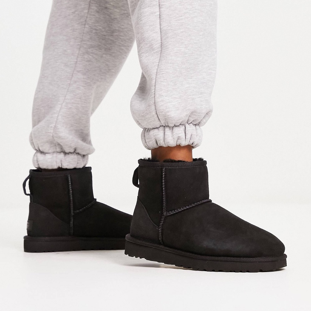 NEW NEVER WORN authentic Ugg Classic Mini Black Size 7